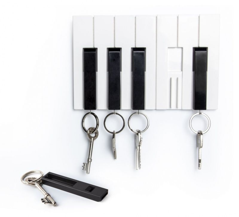 Держатель + брелок для ключа Key Piano Держатель + брелок для ключа Key PianoИнтерьер<br>Держатель + брелоки для ключей Пиано (Key Piano)<br>Размер: 13 х 20 х 1.5 см.; Объем: None; Материал: Пластик, металл; Цвет: Белый / Черный;