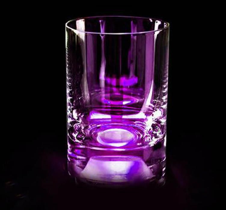 Светящийся бокал для виски GlasShine (Фиолетовый) Светящийся бокал для виски GlasShine (Фиолетовый)Хэллоуин<br>Светящийся бокал для виски с фиолетовой подсветкой.<br>Размер: None; Объем: 270 мл; Материал: Стекло; Цвет: Фиолетовый;