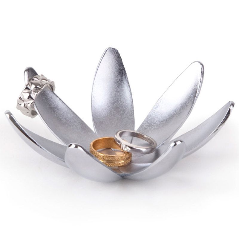 Подставка для колец Magnolia Подставка для колец MagnoliaИнтерьер<br>Подставка для колец Magnolia<br>Размер: 4.2 x 10.9 x 10.9 см; Объем: None; Материал: Металл; Цвет: Серебро;